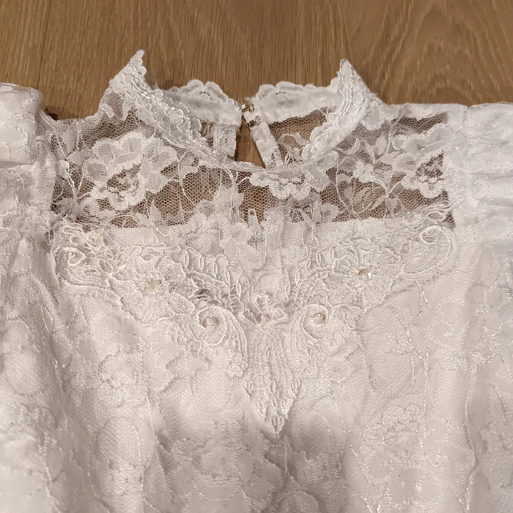 Elegant Vintage White Lace Dress with Puff Sleeves - Picture 5 of 7